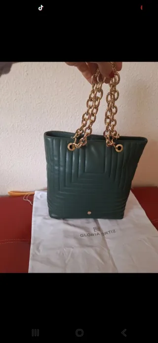 Bolso Gloria Ortiz verde con cadena dorada