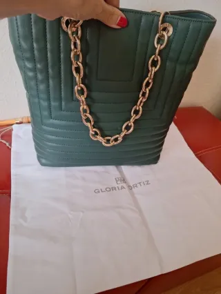 Bolso Gloria Ortiz verde con cadena dorada