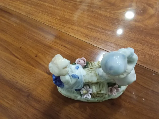 Figura de porcelana de dos niñas
