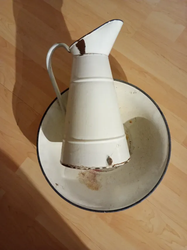 Palangana e caraffa smaltate antiche