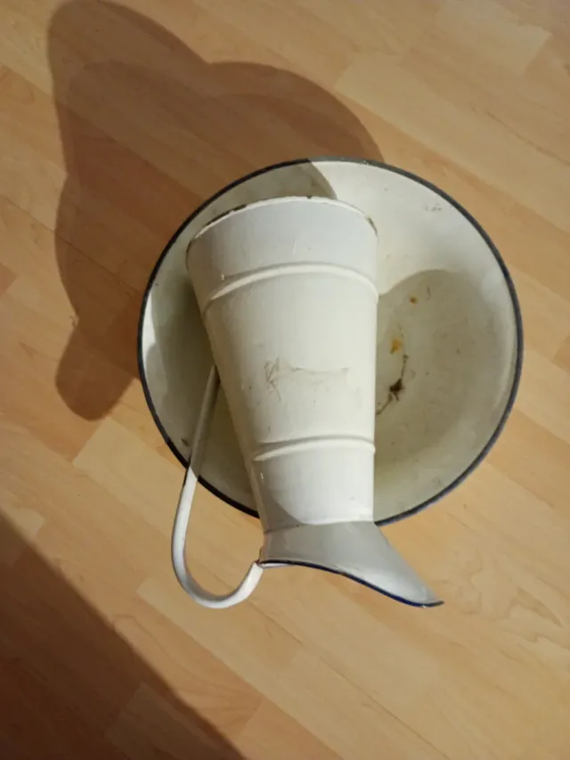 Palangana e caraffa smaltate antiche