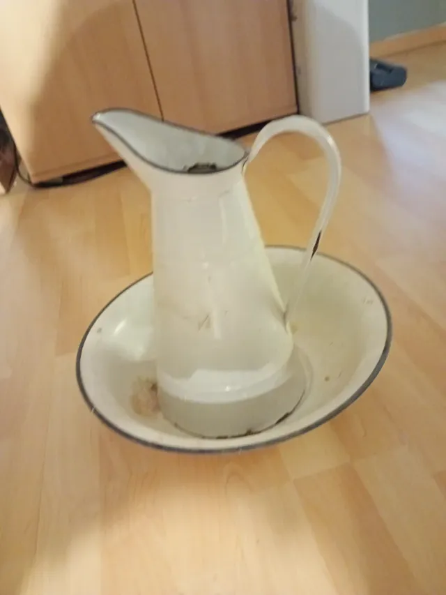 Palangana e caraffa smaltate antiche