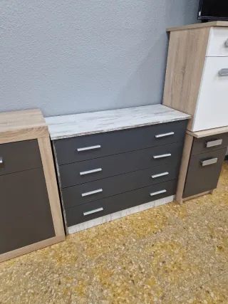Cómoda de madera y plástico