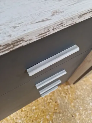 Cómoda de madera y plástico