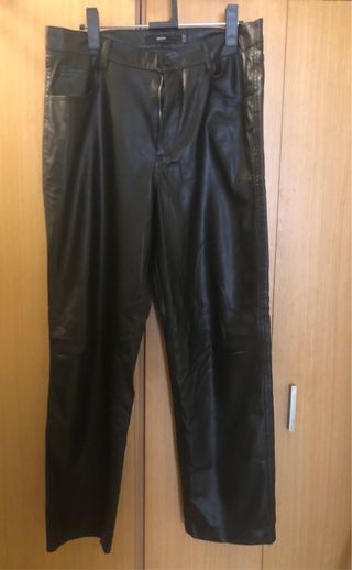 Pantalón efecto piel Bershka negro Talla 44.