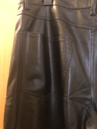 Pantalón efecto piel Bershka negro Talla 44.