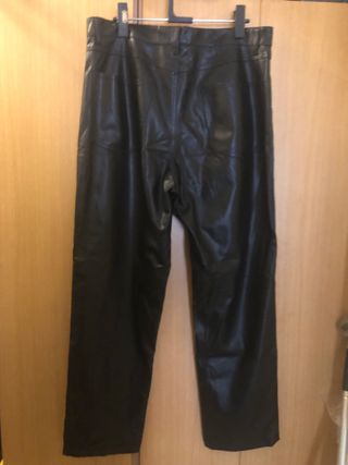 Pantalón efecto piel Bershka negro Talla 44.