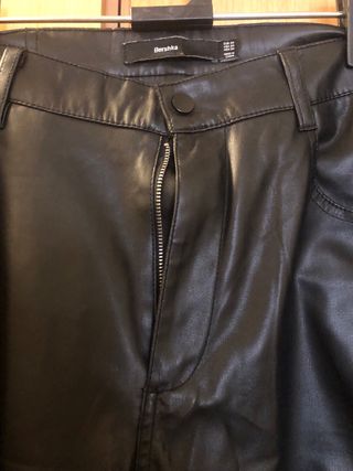 Pantalón efecto piel Bershka negro Talla 44.