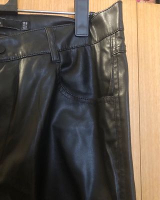 Pantalón efecto piel Bershka negro Talla 44.
