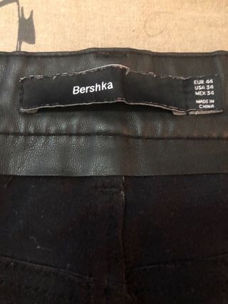 Pantalón efecto piel Bershka negro Talla 44.