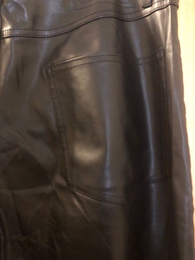 Pantalón efecto piel Bershka negro Talla 44.