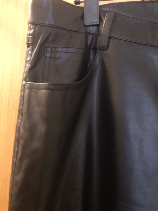 Pantalón efecto piel Bershka negro Talla 44.