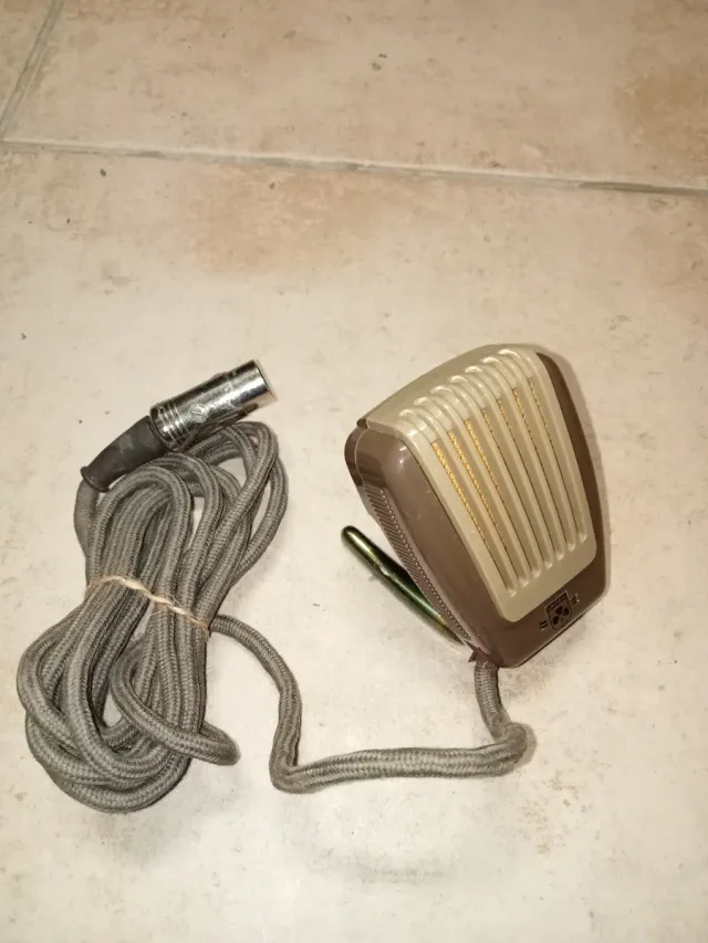 Micrófono antiguo con funda