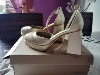 Zapatos dorados tacón plataforma