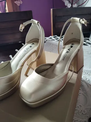 Zapatos dorados tacón plataforma