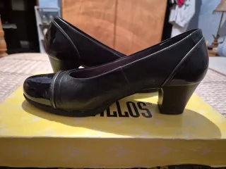 Zapatos de tacón de color negro