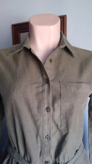 Vestido camisero Stradivarius verde oliva