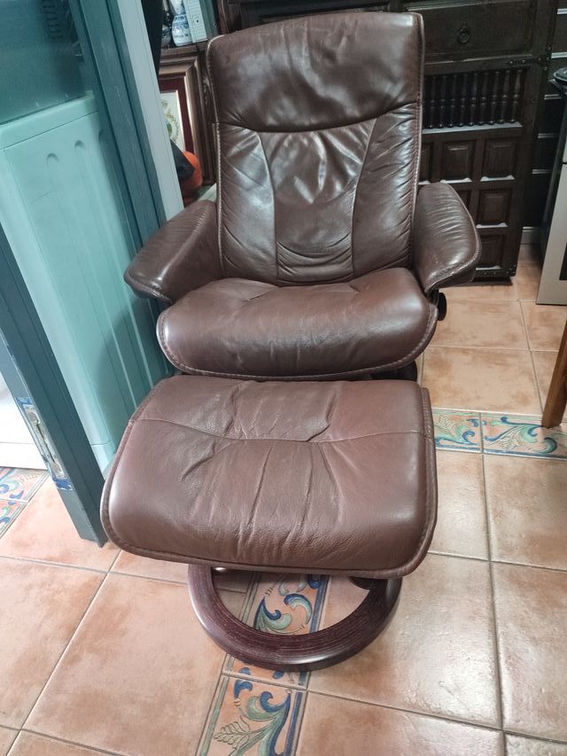 Sillón reclinable de piel con reposapiés