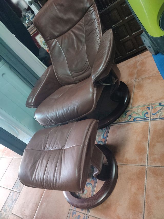 Sillón reclinable de piel con reposapiés