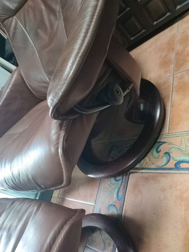 Sillón reclinable de piel con reposapiés
