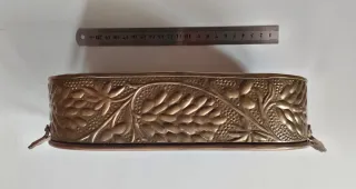 Bandeja  vintage de latón con asa decorada