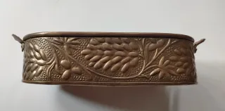 Bandeja  vintage de latón con asa decorada