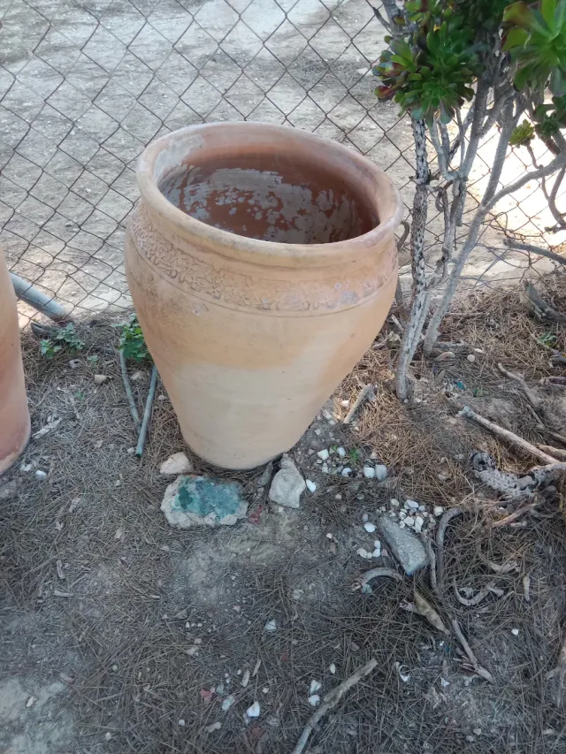 2 tinajas de arcilla beige 70 las dos 40e una