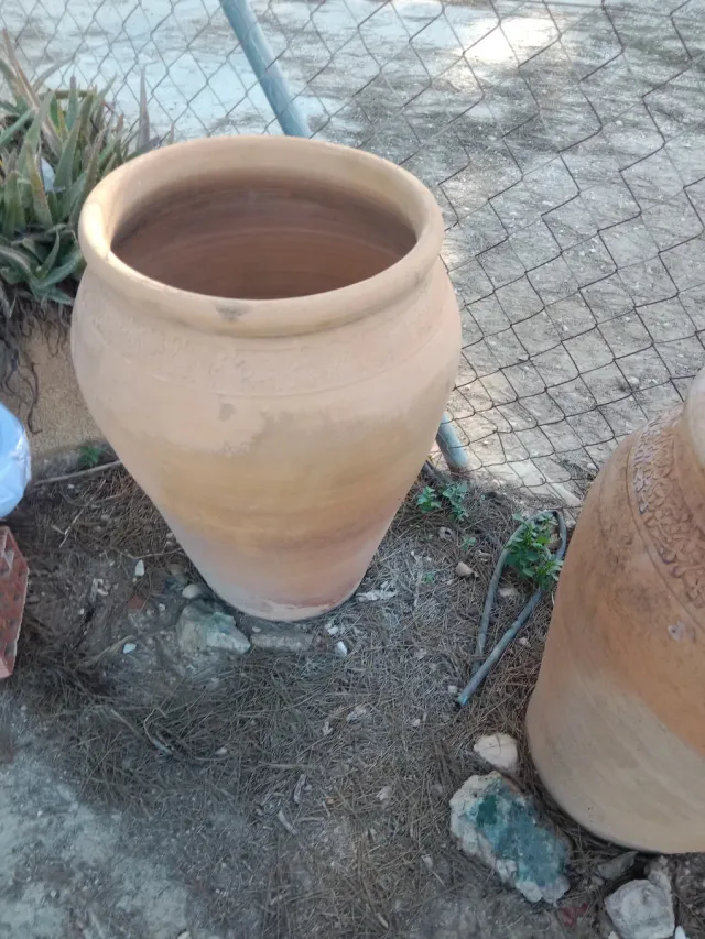 2 tinajas de arcilla beige 70 las dos 40e una