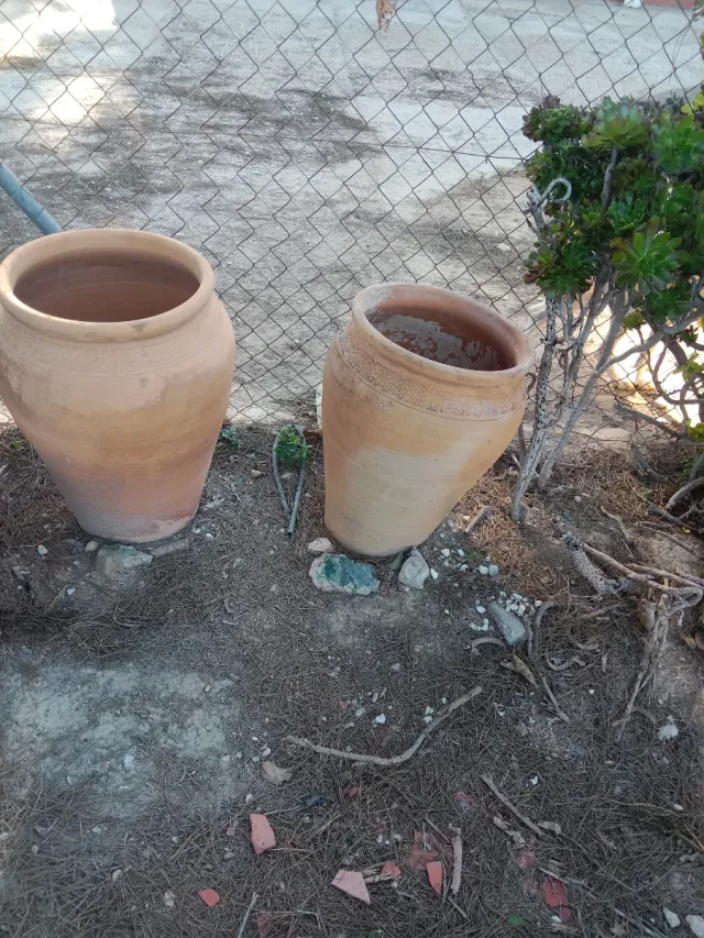 2 tinajas de arcilla beige 70 las dos 40e una