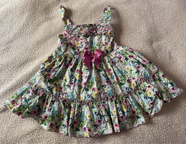 Vestido floral con lazo rosa