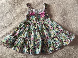 Vestido floral con lazo rosa