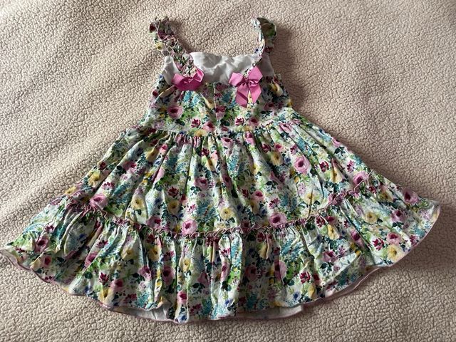 Vestido floral con lazo rosa