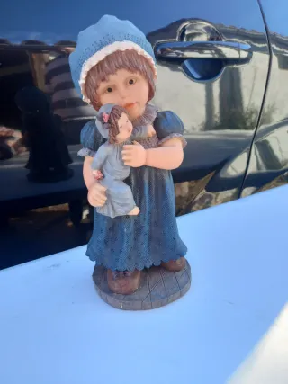 Muñeca de porcelana con bebé