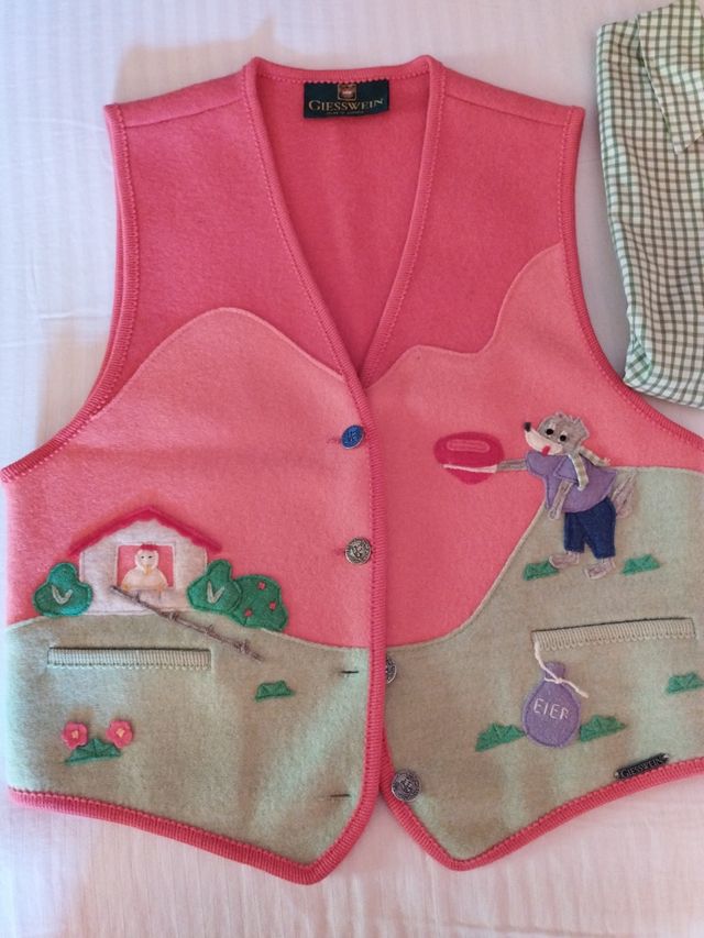 Chaleco Giesswein y blusa cuadros