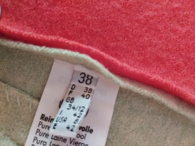 Chaleco Giesswein y blusa cuadros