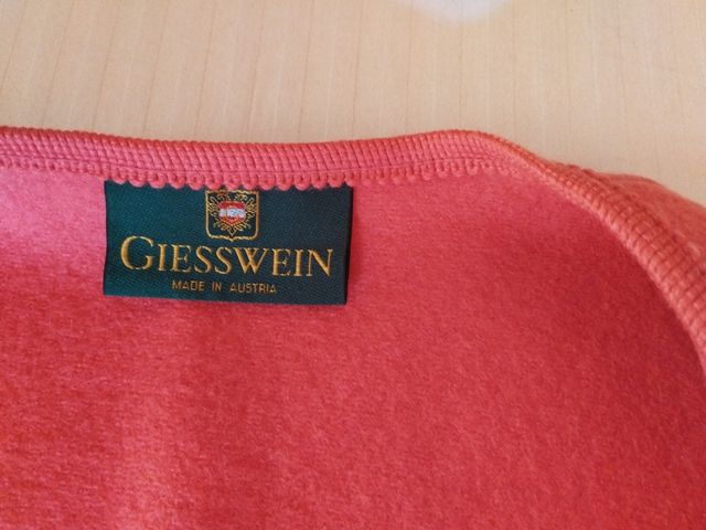 Chaleco Giesswein y blusa cuadros