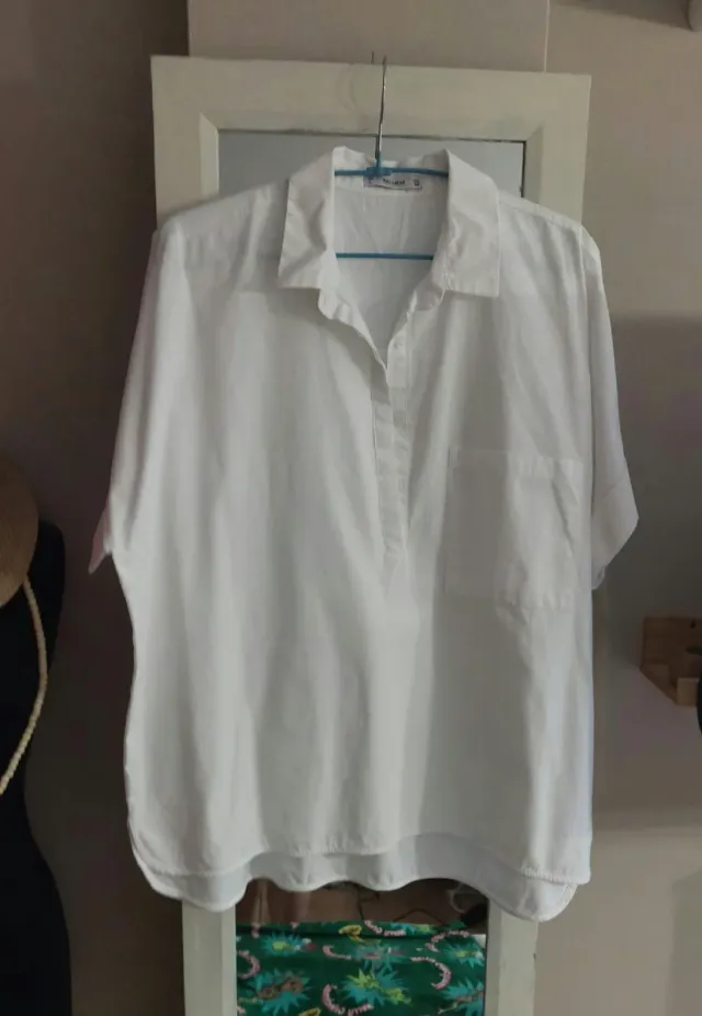 Camisa blanca estilo polo.