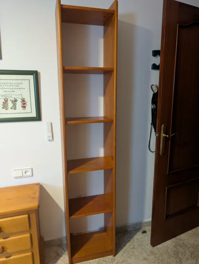 Estantería de madera estrecha