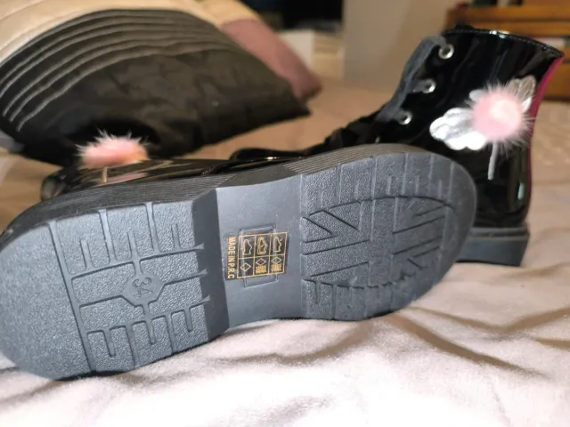 Botas niña charol con flor rosa