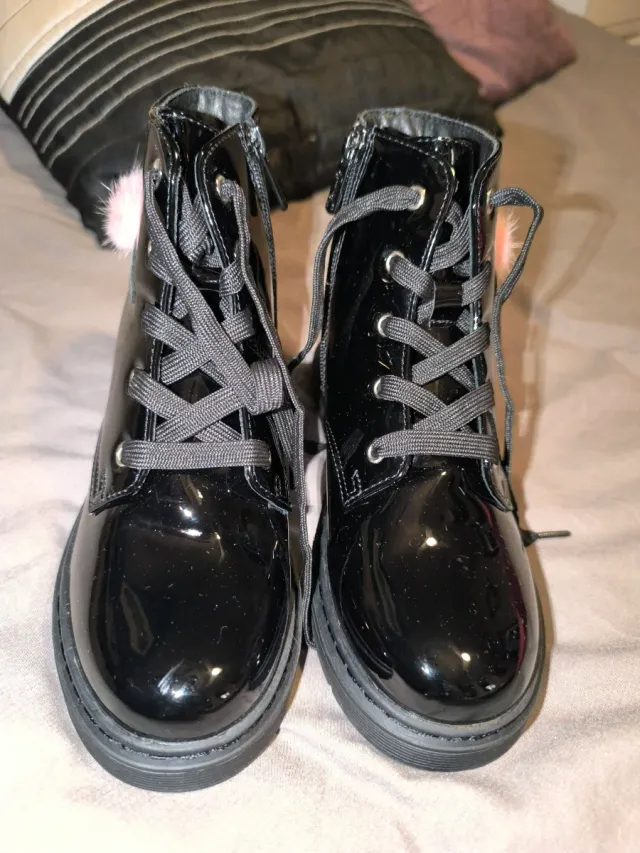 Botas niña charol con flor rosa