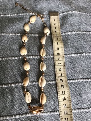 Gargantilla dorada con caracolas