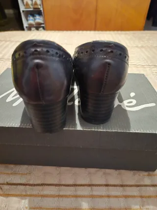 Zapatos de tacón negros, con suela de goma.