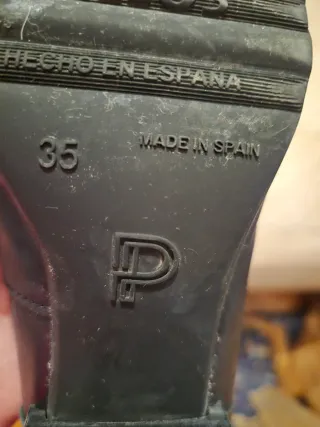 Zapatos de tacón negros, con suela de goma.