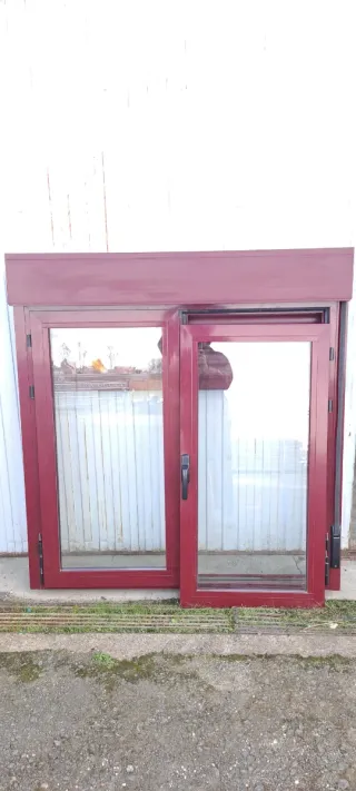 Ventana abatible roja con persiana