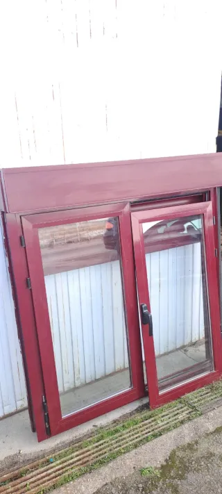 Ventana abatible roja con persiana