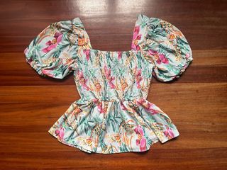Blusa floral con mangas abullonadas
