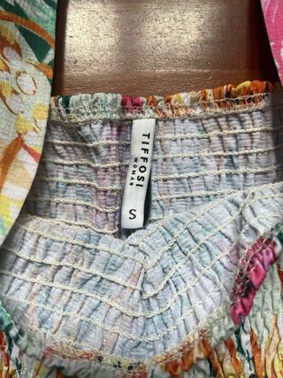 Blusa floral con mangas abullonadas