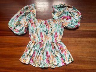 Blusa floral con mangas abullonadas