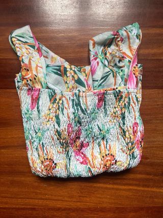 Blusa floral con mangas abullonadas