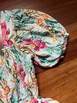 Blusa floral con mangas abullonadas